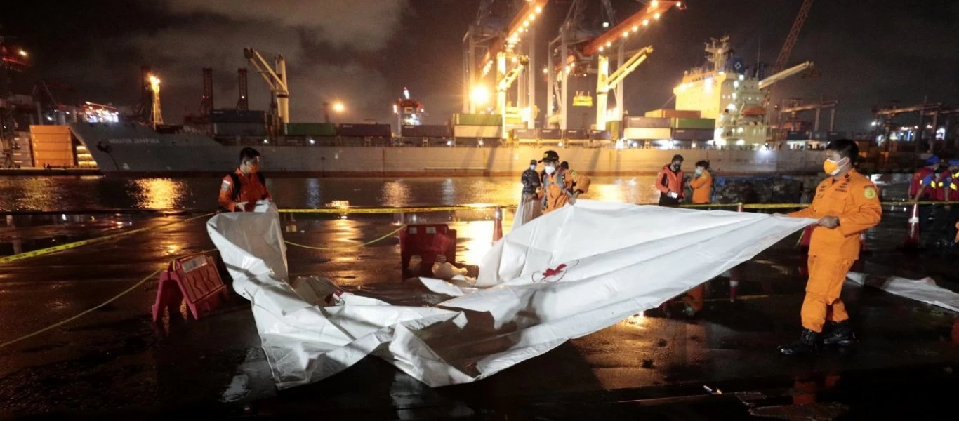 Συντριβή Boeing - Ινδονησία: «Νόμιζα πως είναι βόμβα» - «Έχουν βρεθεί πολλά ανθρώπινα υπολείμματα» (βίντεο)